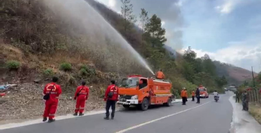 Karhutla di Samosir Masih Berlangsung, Titik Api di Bukit Jadi Kendala Petugas