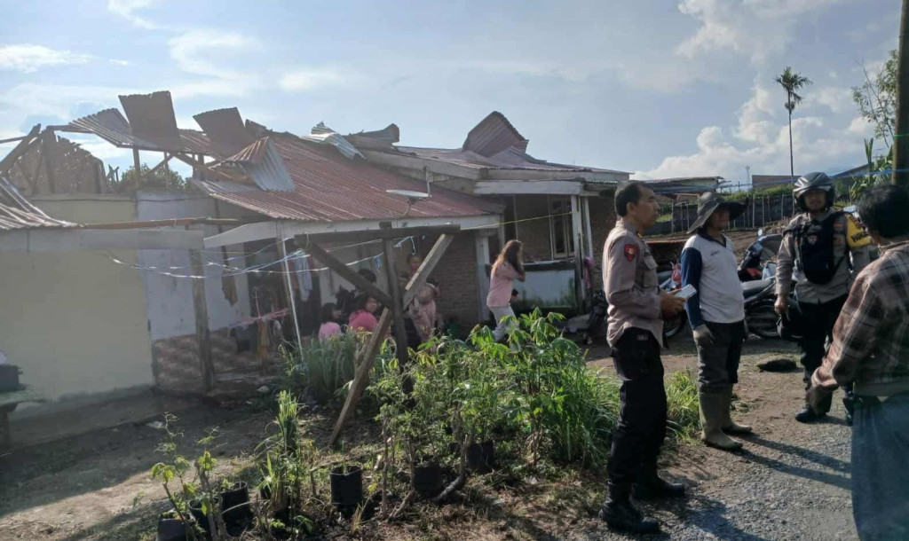 Cuaca Ekstrem Terjang Karo, 14 Rumah Rusak Dihantam Angin Puting Beliung