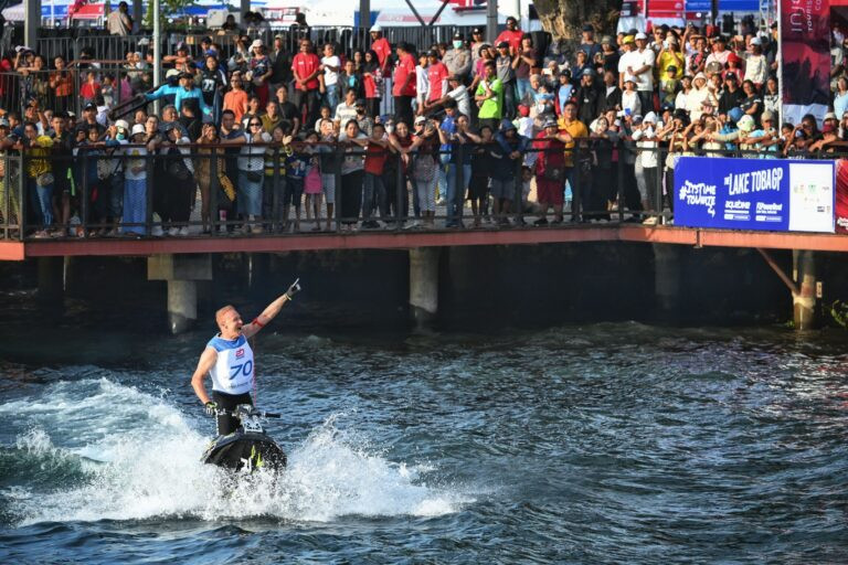 Hari Ketiga, Masyarakat Padati Balige Saksikan Aquabike 2025