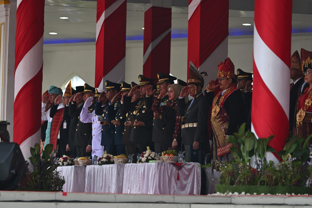 Bobby Nasution, Wagub dan Sekda Sumut Kompak Pakai Baju Adat di HUT ke-80 Kemerdekaan RI