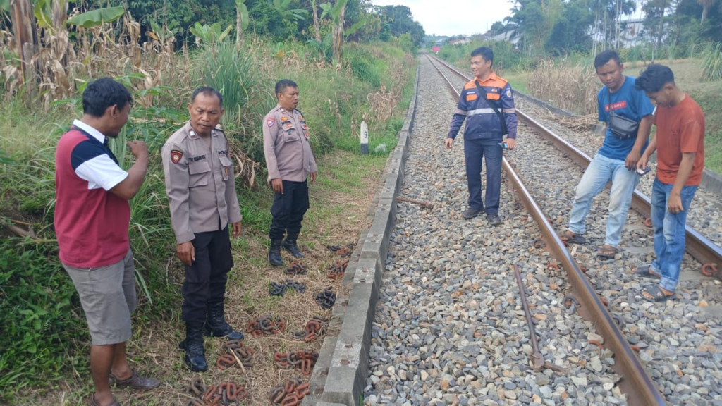 Terpergok Mencuri, Pencuri Besi Penambat Rel di Pematangsiantar Bacok Polsuska