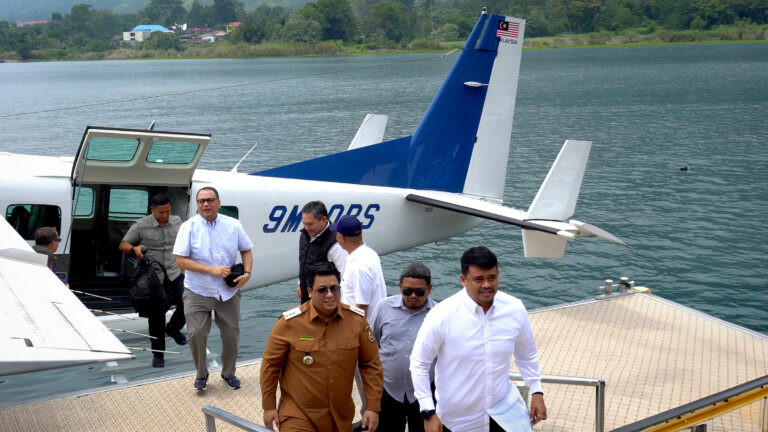 Gubernur Sumut Bobby Penerbangan Perdana Pesawat Amfibi ke Danau Toba, 2026 Resmi Beroperasi