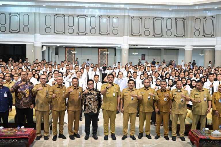 Bobby Nasution Serahkan SK 591 PPPK: Tugas Kita Melayani Masyarakat