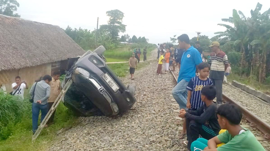 Kereta Api Temper Minibus di Perlintasan Liar di Deliserdang, 1 Tewas - 2 Terluka