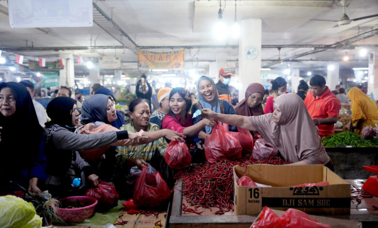 Distribusikan 500 Kilogram - Harga Cabai Merah Turun Rp35 Ribu/Kg, Klaim Pasokan Aman Terkendali