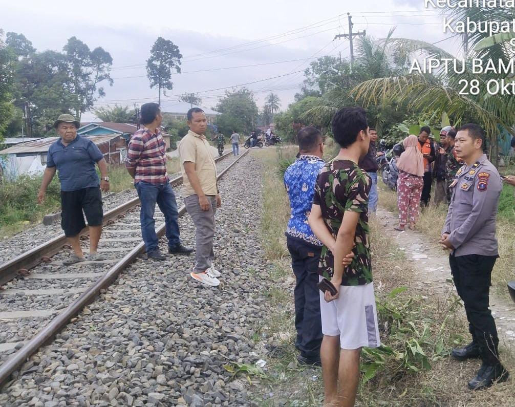 Asyik Main Handphone di Rel, Pria Tunarungu di Simalungun Disenggol Kereta Api-Kaki Patah