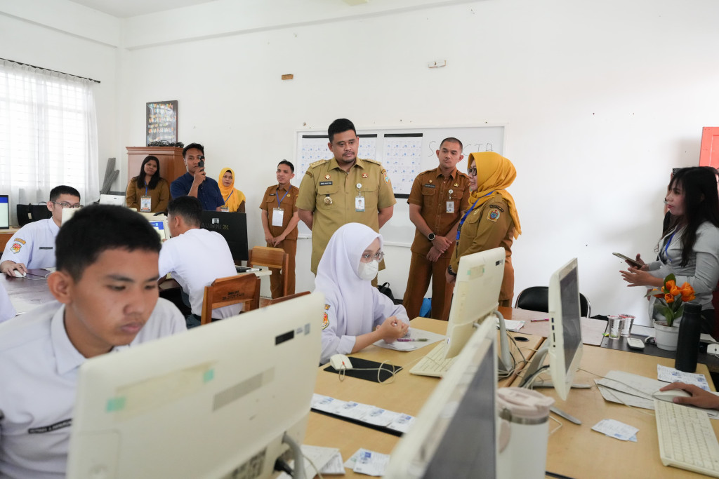 183.239 Pelajar Ikuti TKA, Bobby Nasution Pastikan di Sumut Lancar Tanpa Kendala