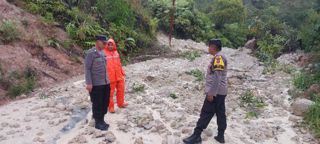 Longsor Terjang Tapsel, Jalinsum Sipirok - Taput Lumpuh Total
