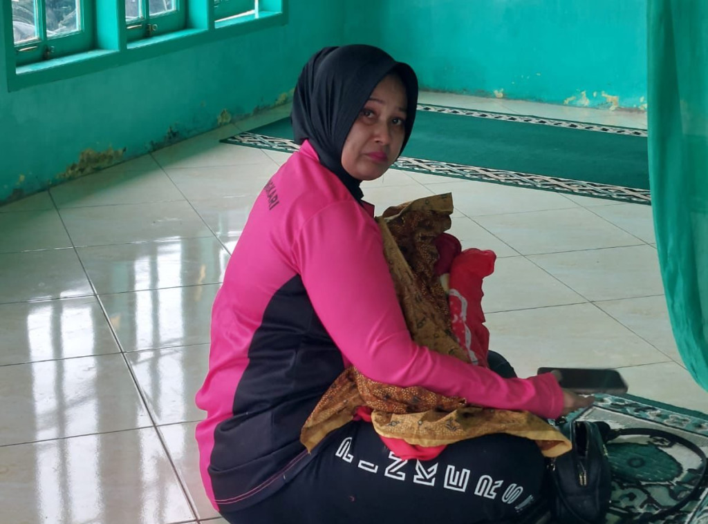 Dibalik Bencana Alam Melanda Tapsel, Muncul Sosok Wanita Menyusui Bayi yang Terpisah dari Ibunya