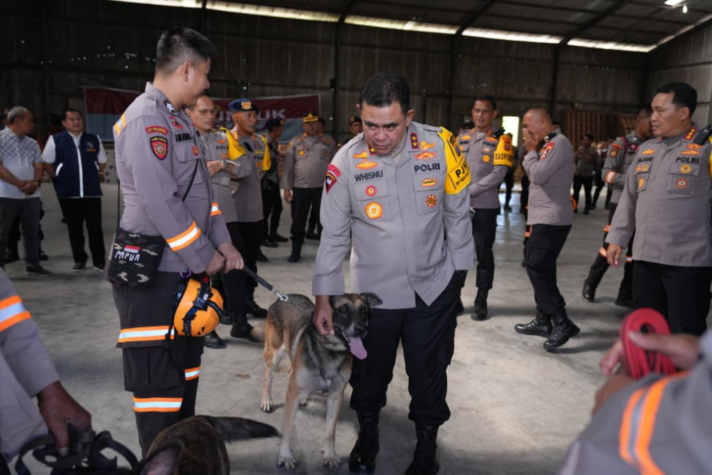 Cari Korban Banjir dan Longsor, Polda Sumut Kerahkan Anjing Pelacak