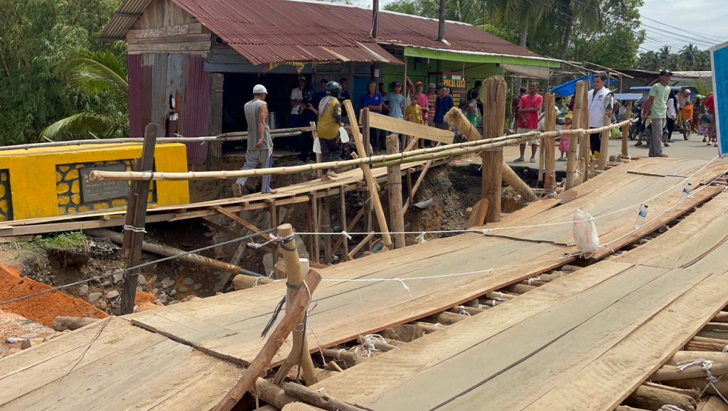Pulihkan Akses Transportasi, Polda Sumut Bangun Jembatan Darurat di Tapteng