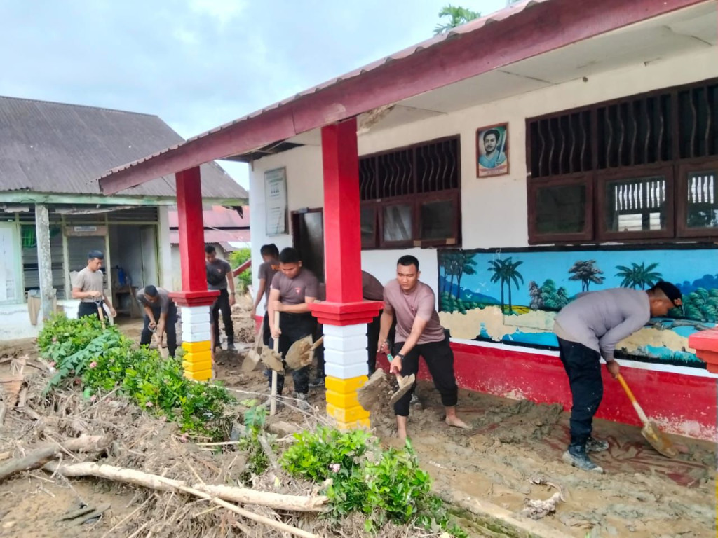 Terdampak Bencana, Brimob Polda Sumut Bersihkan Masjid dan Sekolah di Tapsel