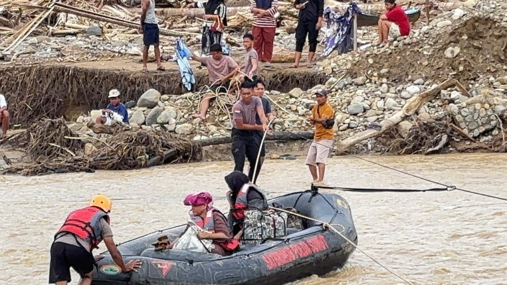 Perjuangan Brimob Polda Sumut Hadapi Arus Deras Sungai Evakuasi Warga Sakit Terdampak Bencana di Garoga