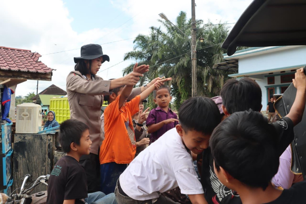 Berikan Trauma Healing Anak-anak , Polwan Polres Padangsidimpuan Motivasi Penyintas Bencana Bangkit