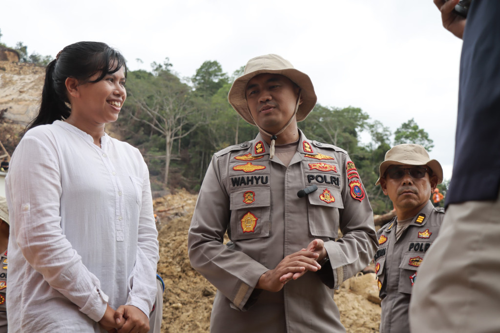Polwan Polres Tapteng Brigadir Mei Selamatkan Ibu dan 2 Anak Saat Rumahnya Digerus Banjir