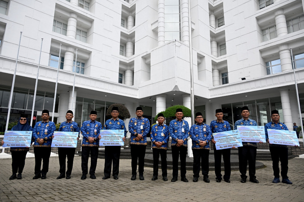 Bobby Nasution Serahkan Bantuan Korpri Sumut Rp2 Miliar untuk Korban Bencana 6 Daerah