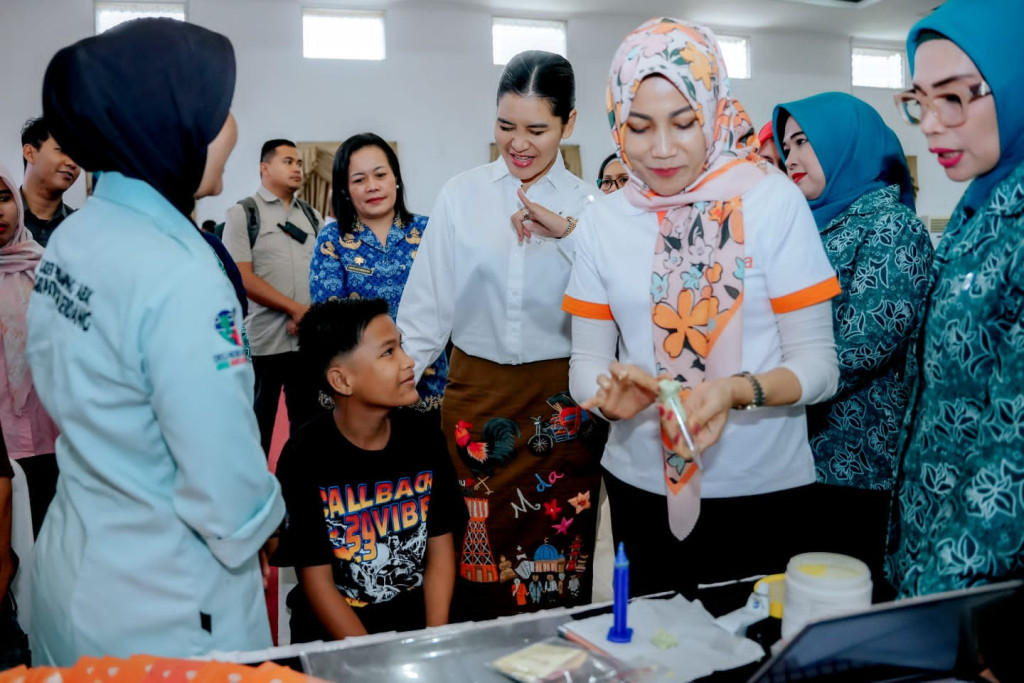 Peringati Disabilitas Internasional, Kahiyang Ayu Serahkan Alat Bantu Dengar di Deliserdang
