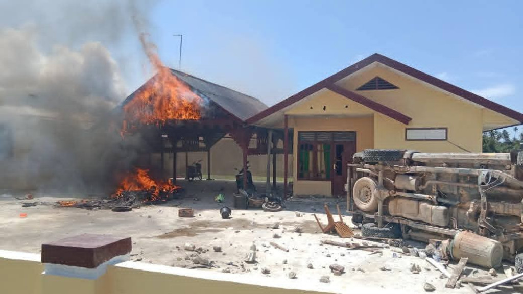 Polsek Muara Batang Gadis di Madina Dibakar Usai Diduga Lepaskan Pengedar Narkoba yang Ditangkap Warga