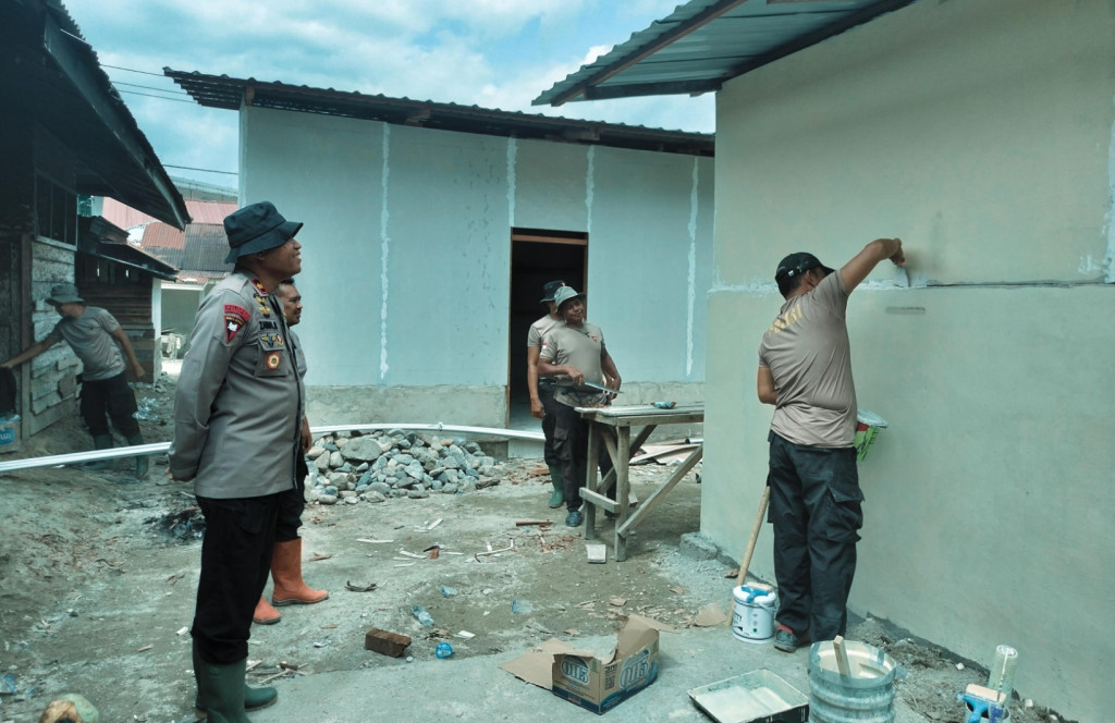 Pemulihan Paskabencana Sumatera, Brimob Polda Sumut Bangun MCK Warga Terdampak di Tapsel