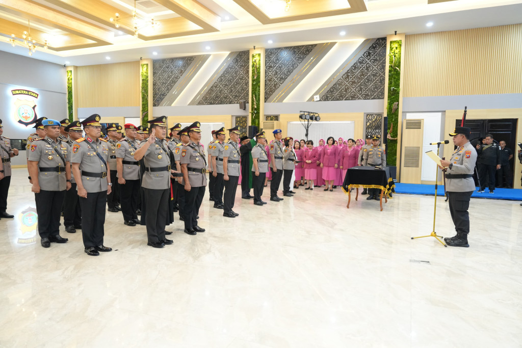 Pimpin Sertijab dan Pengukuhan PJU - Kapolres, Kapolda Sumut: Tingkatkan Profesionalitas