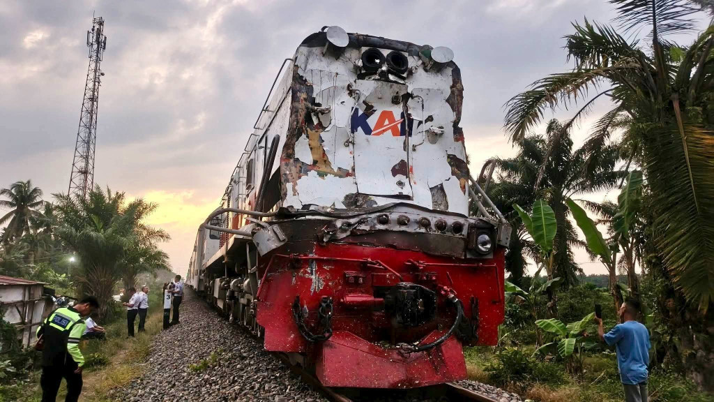 Truk Muatan Pisang Tabrakan dengan Kereta Api di Kisaran, Palang Perlintasan Tidak Menutup