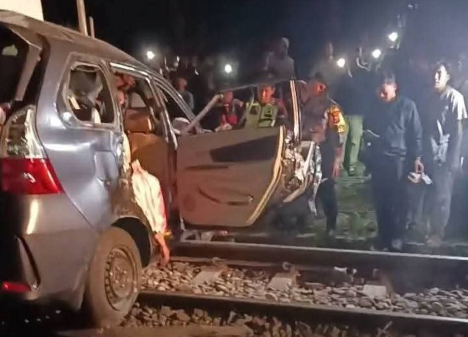 9 Orang Tewas Tabrakan Kereta Api - Minibus di Tebing Tinggi