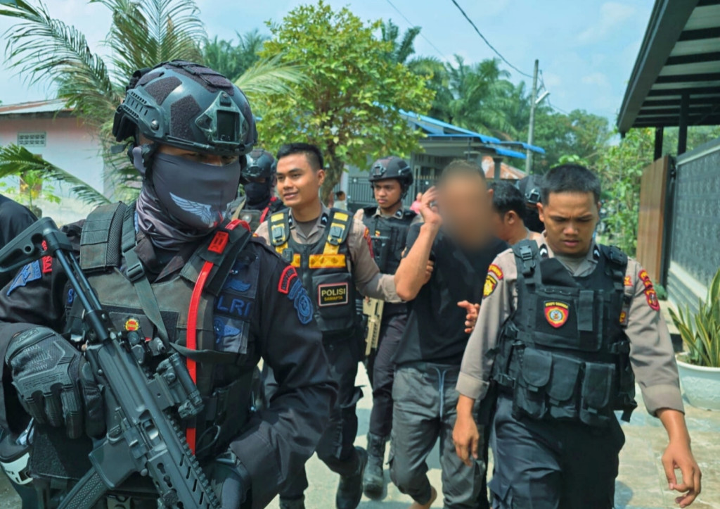Kampung Narkoba di Percut Sei Tuan Digrebek Brimob Poldasu - BNN Sumut, 16 Orang Ditangkap