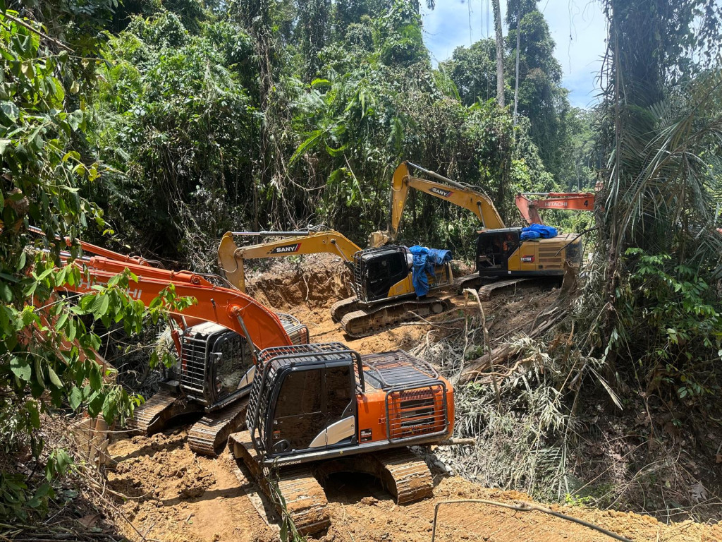 Tambang Emas Ilegal di Aliran Sungai Batang Gadis Digrebek, 14 Ekskavator Diamankan