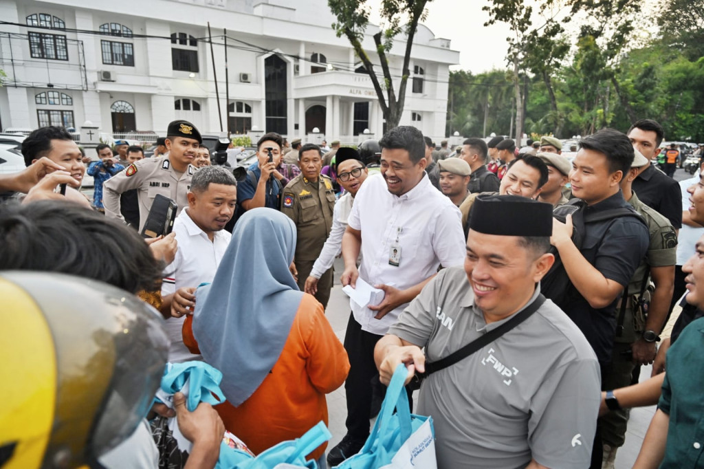 Berbagi Menjelang Lebaran, Bobby Nasution Bagikan THR ke Warga