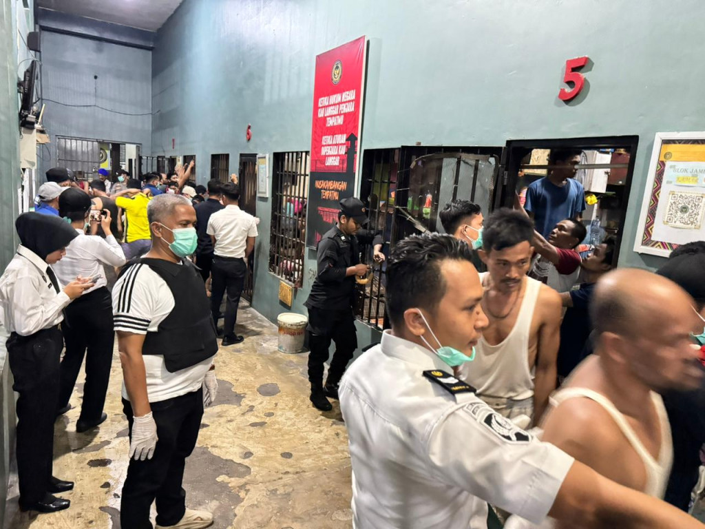 Ciptakan Keamanan, Polsek - Lapas Razia Hunian Warga Binaan Labuhan Ruku