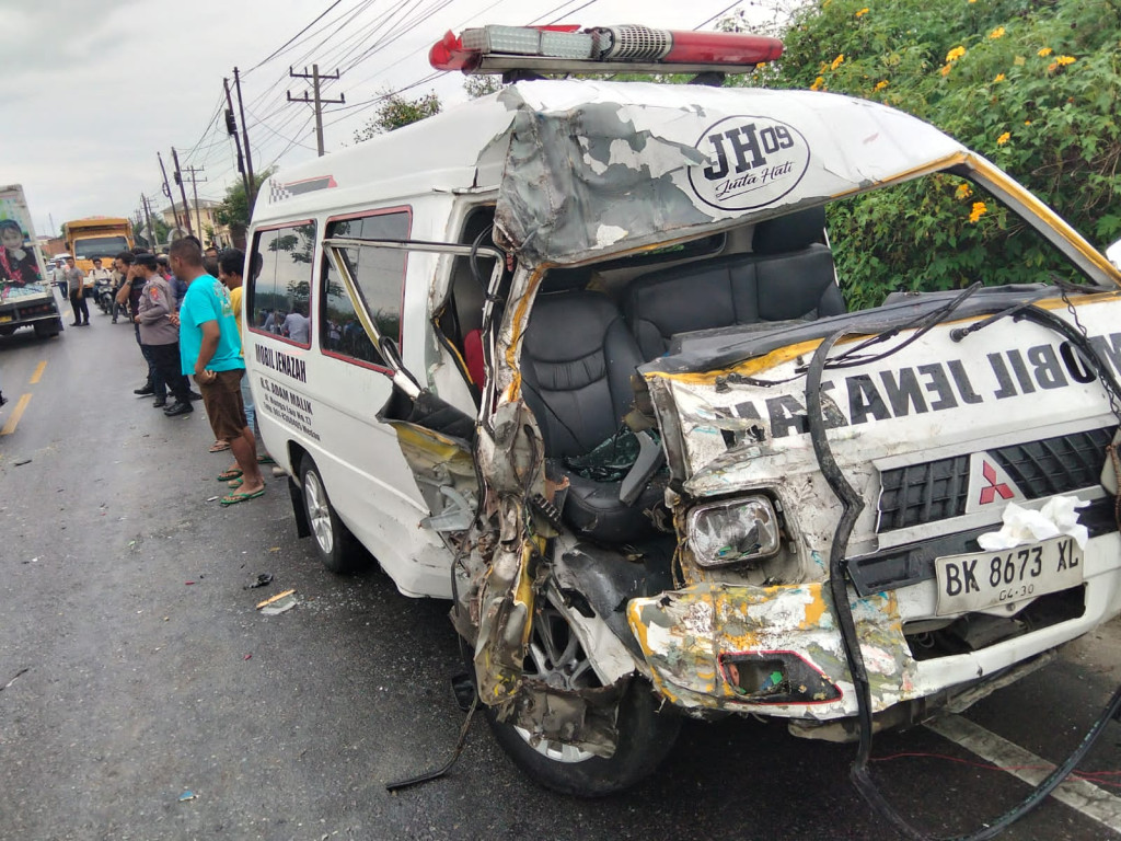 Ambulan Bawa Mayat Tabrakan Beruntun dengan 2 Mobil di Toba, 6 Orang Terluka