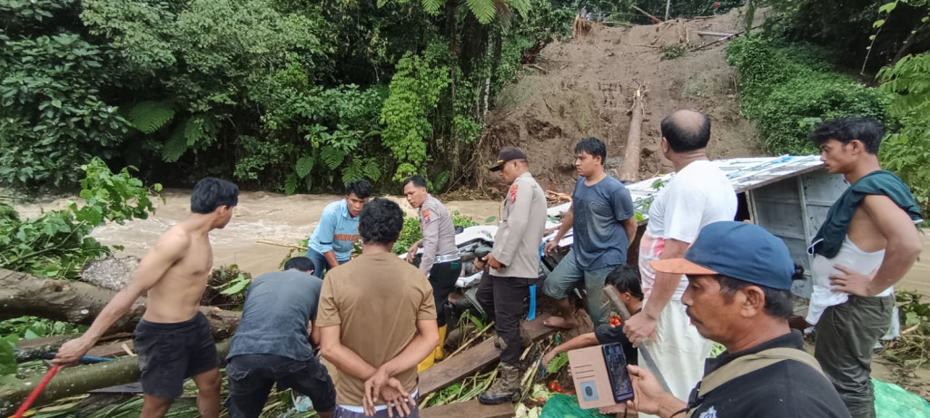 Longsor di Taput Timbun Mobil Sayur, 2 Tewas Tertimbun - 1 Saat Menolong