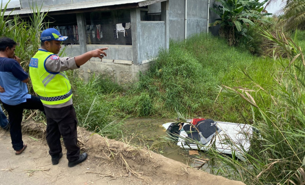 Avanza Kecebur ke Parit di Sergai, 2 Orang Tewas Tenggelam di Mobil