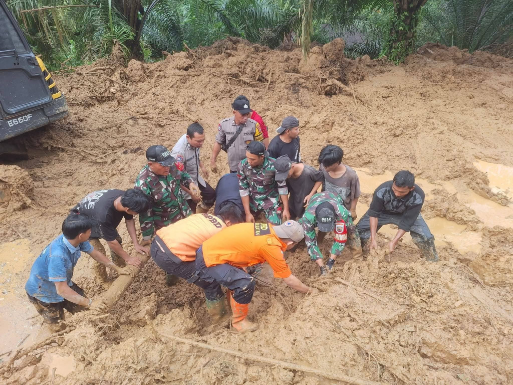 Ibu dan Anak Tertimbun Longsor di Batangtoru Tapsel