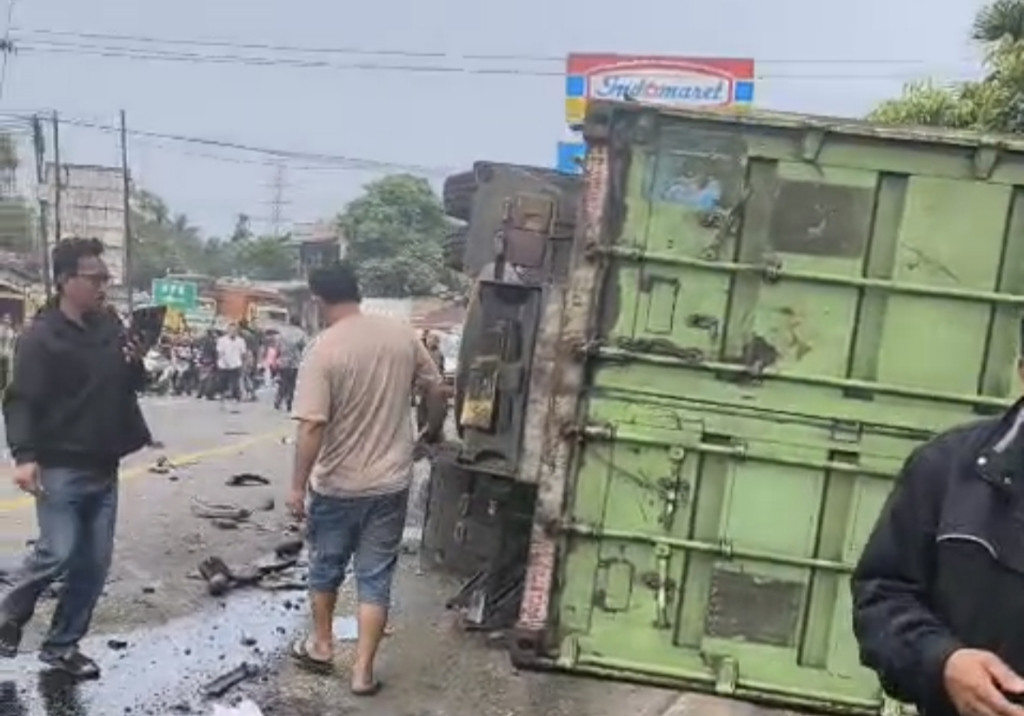 Sopir Truk Fuso Angkut Galon Air Mineral Tersangka Tabrakan Beruntun di Sibolangit