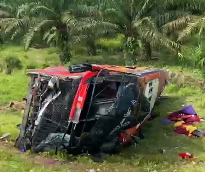 4 Meninggal - 9 Terluka, Bus Halmahera Terbalik di Tol Sergai Usai Tabrak Pikap Melintang di Jalan